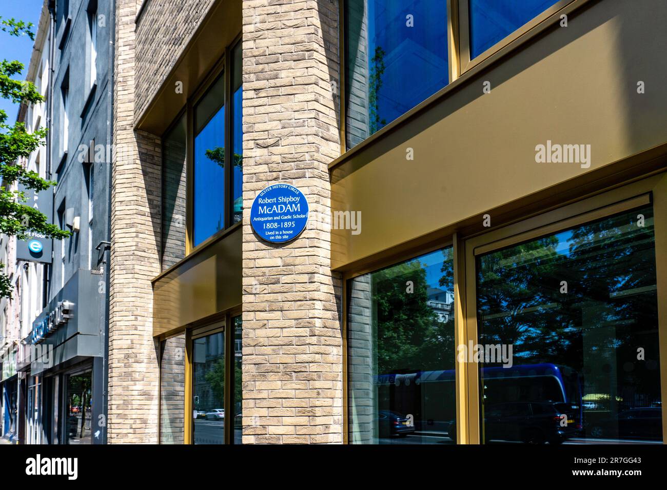 Una targa a Robert Shipley McAdam, (1808-1895) a Belfast, Irlanda del Nord. Studioso gaelico e antiquario. Foto Stock
