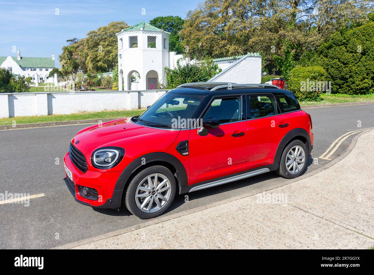 Red Mini (BMW) Cooper auto in zona parcheggio, Bembridge, Isola di Wight, Inghilterra, Regno Unito Foto Stock
