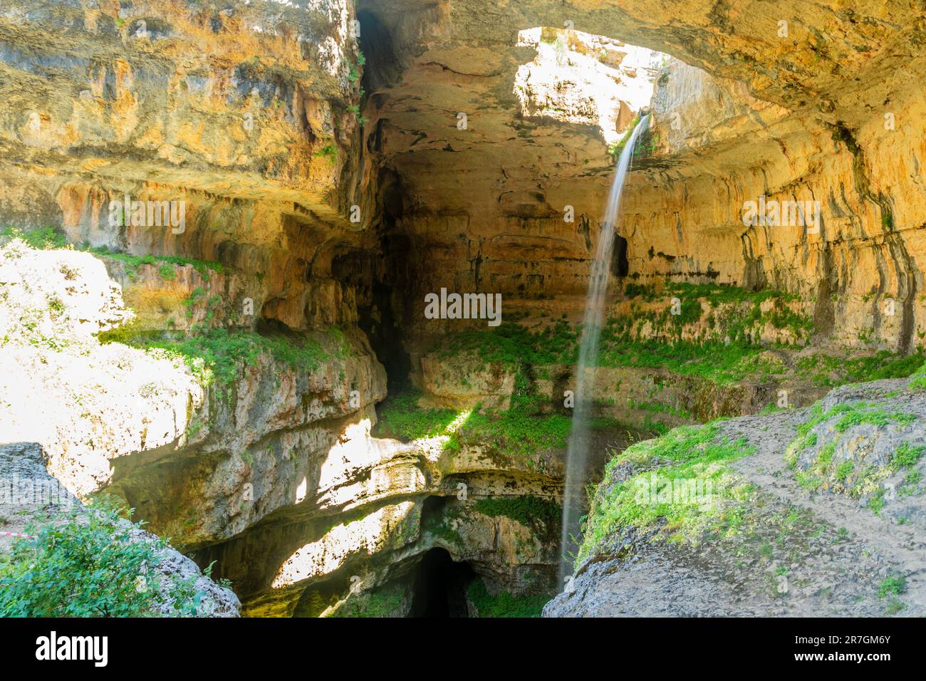 La verde gola di Baatara o la Grotta dei tre ponti con cascata al centro, Chatine, Baala, Libano Foto Stock