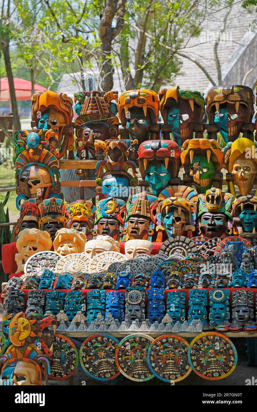 Maschere Maya e manufatti in vendita a Chichen Itza, Yucatan, Penisola dello Yucatan, Messico. Foto Stock