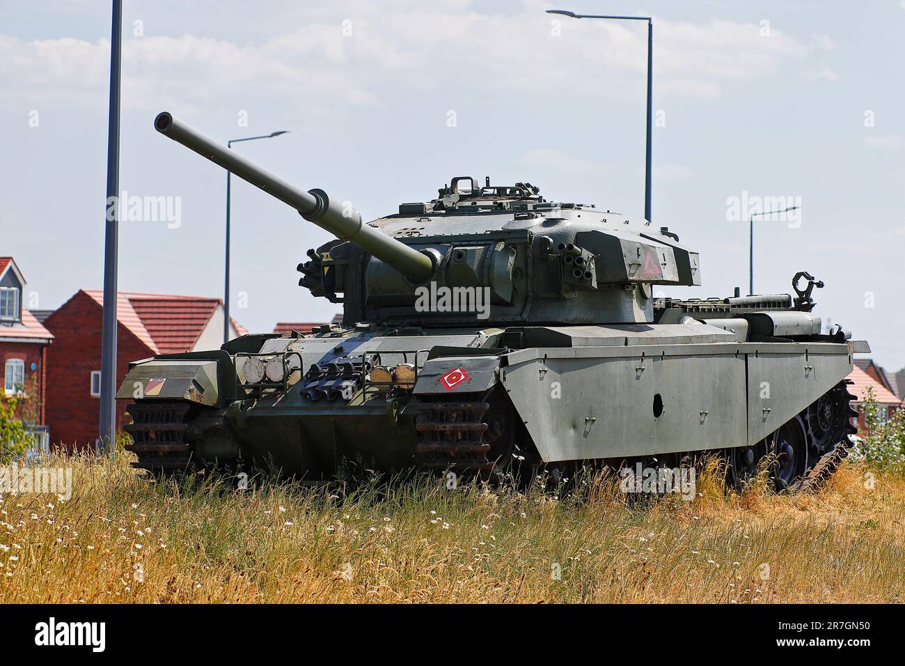Un carro armato Centurion Battle conservato si trova come un punto di riferimento sulla strada, vicino al luogo in cui questi carri armati sono stati fabbricati a Leyland, Lancashire, Regno Unito Foto Stock