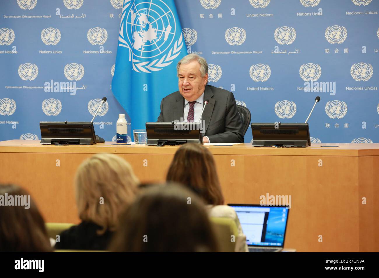 Nazioni Unite. 15th giugno, 2023. Il Segretario generale delle Nazioni Unite Antonio Guterres interviene in una conferenza stampa sul clima presso la sede delle Nazioni Unite a New York, il 15 giugno 2023. Guterres giovedì ha chiesto un'azione accelerata per affrontare il cambiamento climatico, mentre ha espresso preoccupazioni per il off-tracking e il backtracking a livello mondiale nel raggiungimento degli obiettivi climatici. Credit: Xie e/Xinhua/Alamy Live News Foto Stock
