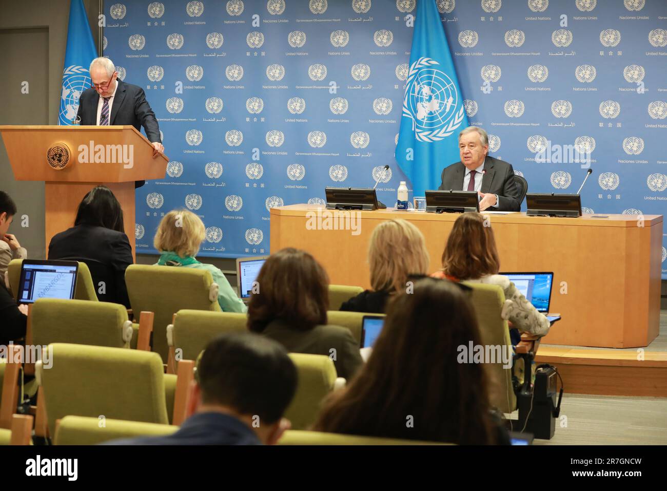 United Nations, Rear) interviene in una conferenza stampa sul clima presso la sede delle Nazioni Unite a New York. 15th giugno, 2023. Il Segretario generale delle Nazioni Unite Antonio Guterres (R, posteriore) interviene in una conferenza stampa sul clima presso la sede delle Nazioni Unite a New York, il 15 giugno 2023. Guterres giovedì ha chiesto un'azione accelerata per affrontare il cambiamento climatico, mentre ha espresso preoccupazioni per il off-tracking e il backtracking a livello mondiale nel raggiungimento degli obiettivi climatici. Credit: Xie e/Xinhua/Alamy Live News Foto Stock