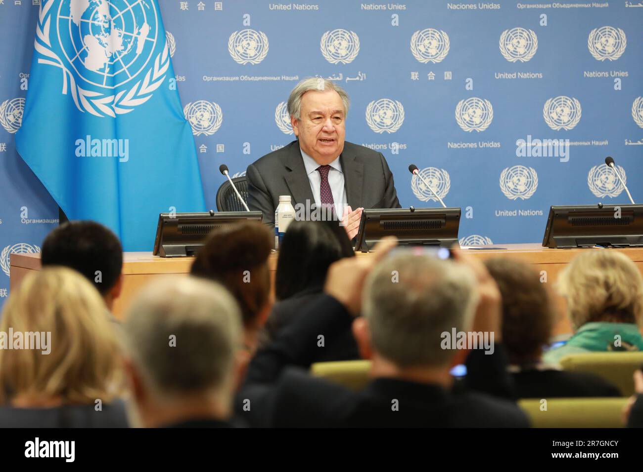 Nazioni Unite. 15th giugno, 2023. Il Segretario generale delle Nazioni Unite Antonio Guterres interviene in una conferenza stampa sul clima presso la sede delle Nazioni Unite a New York, il 15 giugno 2023. Guterres giovedì ha chiesto un'azione accelerata per affrontare il cambiamento climatico, mentre ha espresso preoccupazioni per il off-tracking e il backtracking a livello mondiale nel raggiungimento degli obiettivi climatici. Credit: Xie e/Xinhua/Alamy Live News Foto Stock