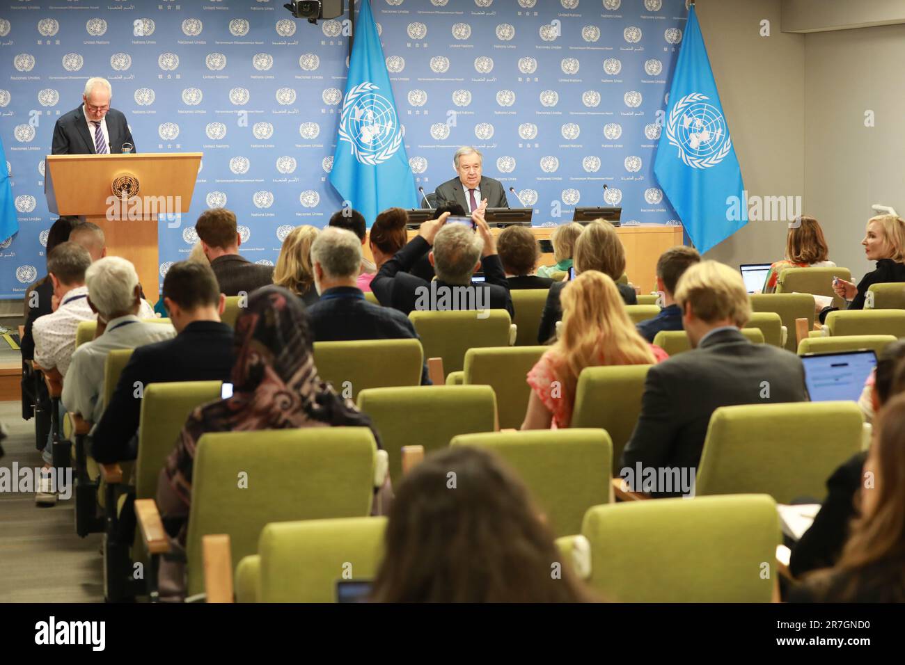 United Nations, Rear) interviene in una conferenza stampa sul clima presso la sede delle Nazioni Unite a New York. 15th giugno, 2023. Il Segretario generale delle Nazioni Unite Antonio Guterres (R, posteriore) interviene in una conferenza stampa sul clima presso la sede delle Nazioni Unite a New York, il 15 giugno 2023. Guterres giovedì ha chiesto un'azione accelerata per affrontare il cambiamento climatico, mentre ha espresso preoccupazioni per il off-tracking e il backtracking a livello mondiale nel raggiungimento degli obiettivi climatici. Credit: Xie e/Xinhua/Alamy Live News Foto Stock