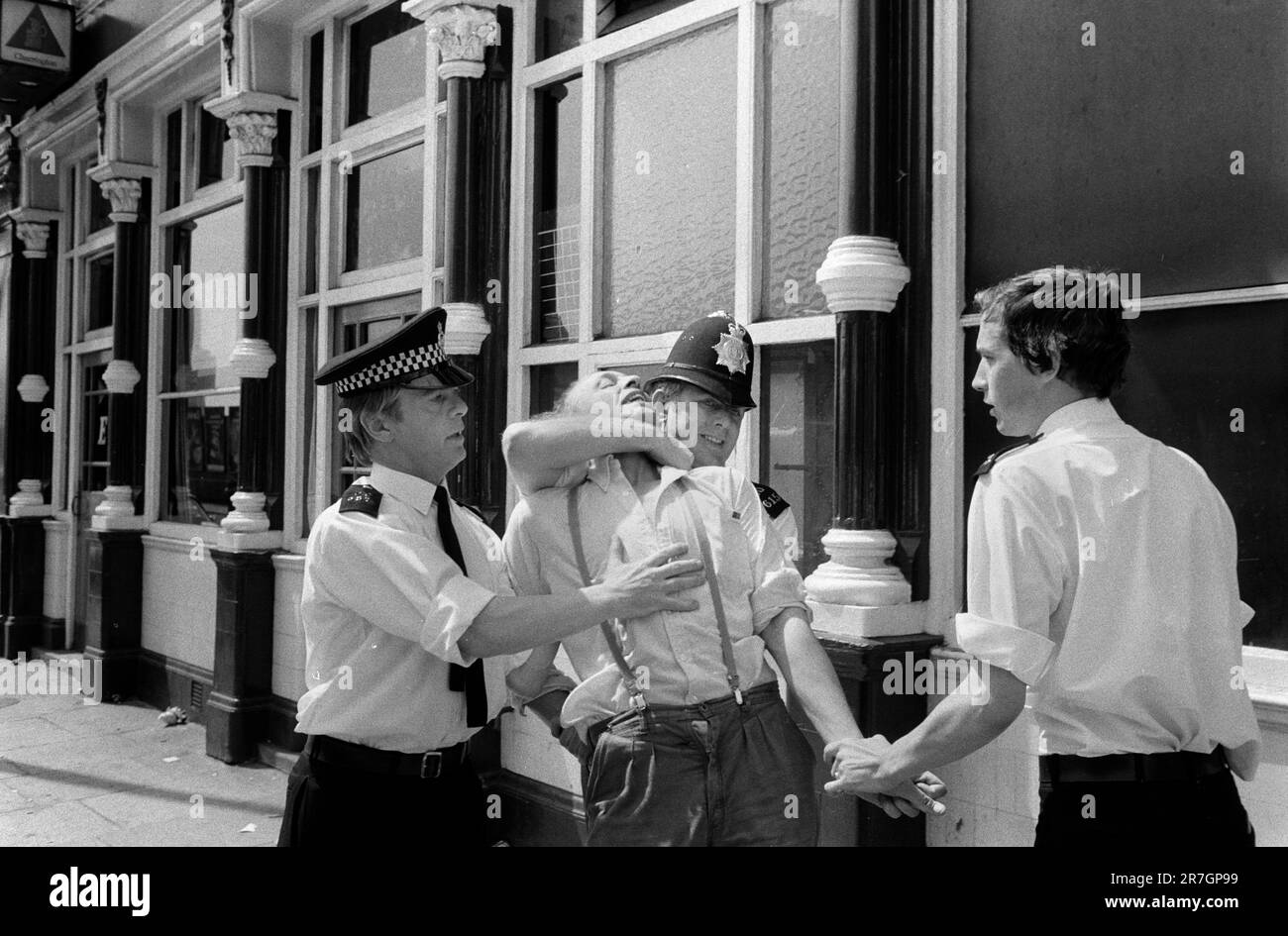 La polizia arresta un giovane skinhead, un sostenitore del fronte Nazionale durante una regolare Domenica di stand off tra il Partito Socialista dei lavoratori e il fronte Nazionale all'estremità nord di Brick Lane, Whitechapel, Londra orientale, Inghilterra circa 1978. 1970S REGNO UNITO HOMER SYKES Foto Stock