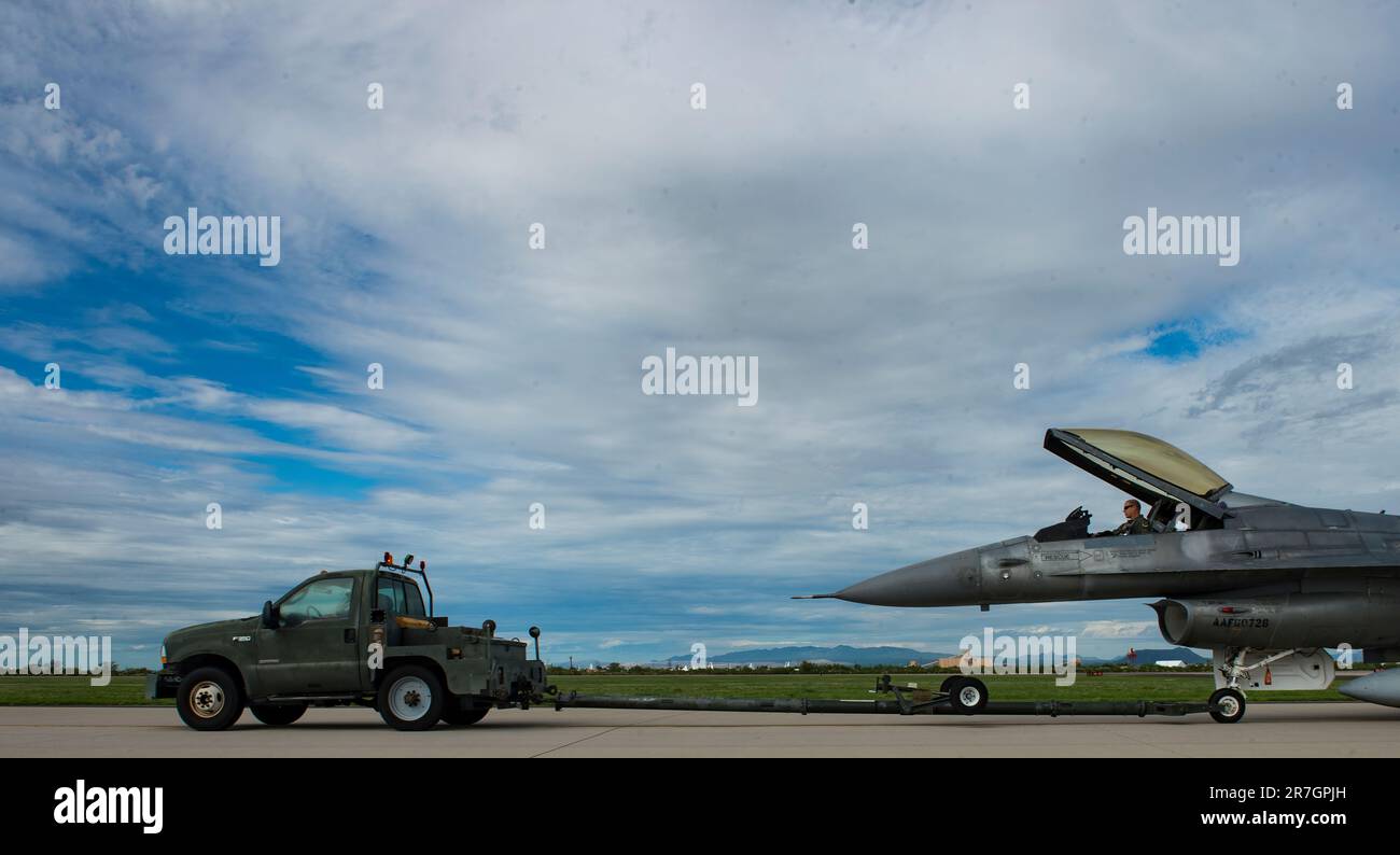 Un F-16 Fighting Falcon è trainato alla pista prima del decollo, Agosto 1, 2017 a Davis-Monthan Air Force Base, Ariz. La F-16 è stato tirato fuori del deposito presso il 309th aerospaziali e di manutenzione Gruppo di rigenerazione e ristrutturate per combattere lo stato prima di essere trasportato al campo di Cecil, Jacksonville, Fl. dove sarà convertito in un QF-16 Unmanned Aerial target. (U.S. Air Force foto di Tech. Sgt. Perry Aston) Foto Stock