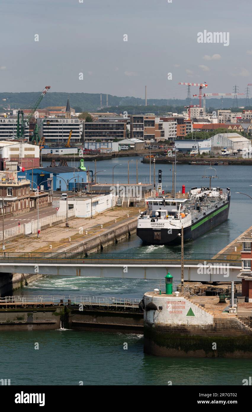 Le Harve, Francia settentrionale, Europa. 2023. Nave cisterna interna a propulsione ibrida con partenza dal porto di le Harve, Francia settentrionale. Foto Stock
