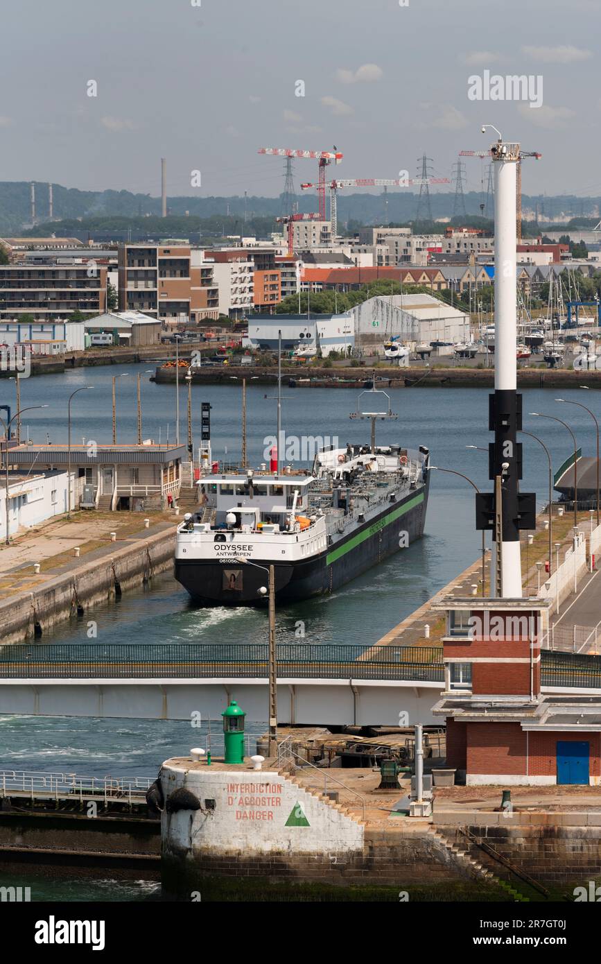 Le Harve, Francia settentrionale, Europa. 2023. Nave cisterna interna a propulsione ibrida con partenza dal porto di le Harve, Francia settentrionale. Foto Stock