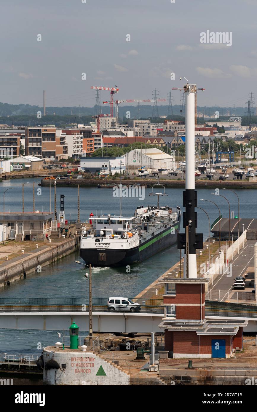Le Harve, Francia settentrionale, Europa. 2023. Nave cisterna interna a propulsione ibrida con partenza dal porto di le Harve, Francia settentrionale. Foto Stock