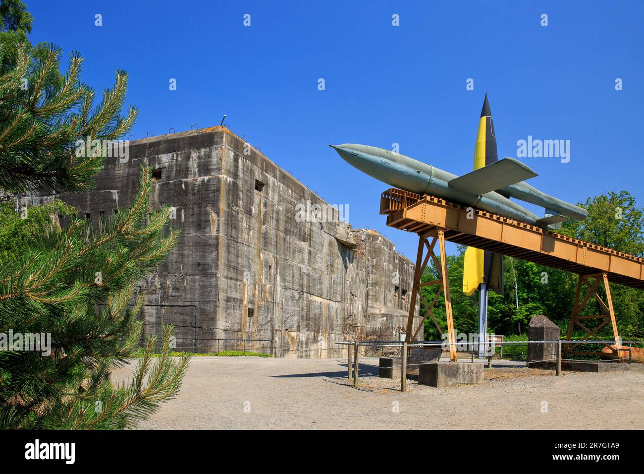 Una seconda guerra mondiale Germania nazista V-1 bomba volante e V-2 missile balistico guidato a lungo raggio al Bunker di Eperlecques (Pas-de-Calais), Francia Foto Stock