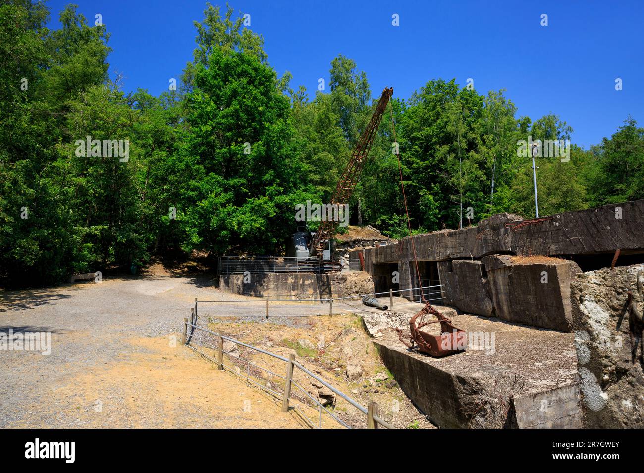 Una gru presso le rovine del Bunker di Eperlecques (Pas-de-Calais), Francia, un sito di lancio di missili balistici guidato V-2 della Germania nazista della seconda guerra mondiale Foto Stock