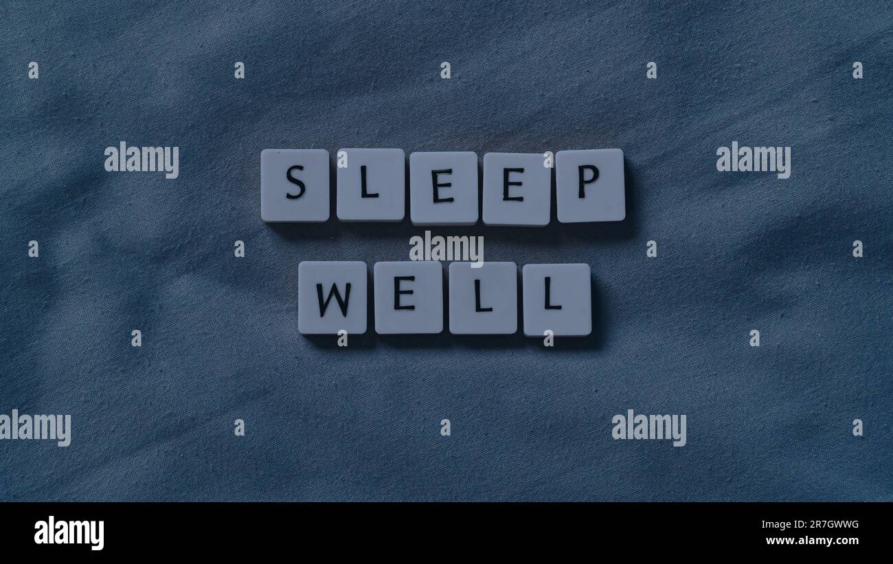 Dormi bene le parole su un soffice letto. Concetto di salute del sonno. Copia spazio per il testo. Foto Stock