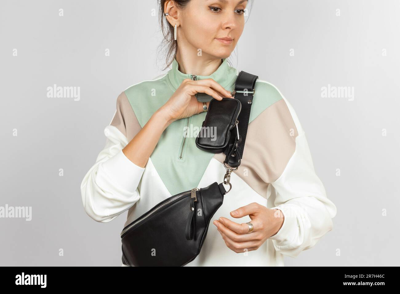 Borsa in vera pelle in vita con borsetta rimovibile per riporre chiavi, sigarette o auricolari attaccati alla tracolla sul modello femminile Foto Stock