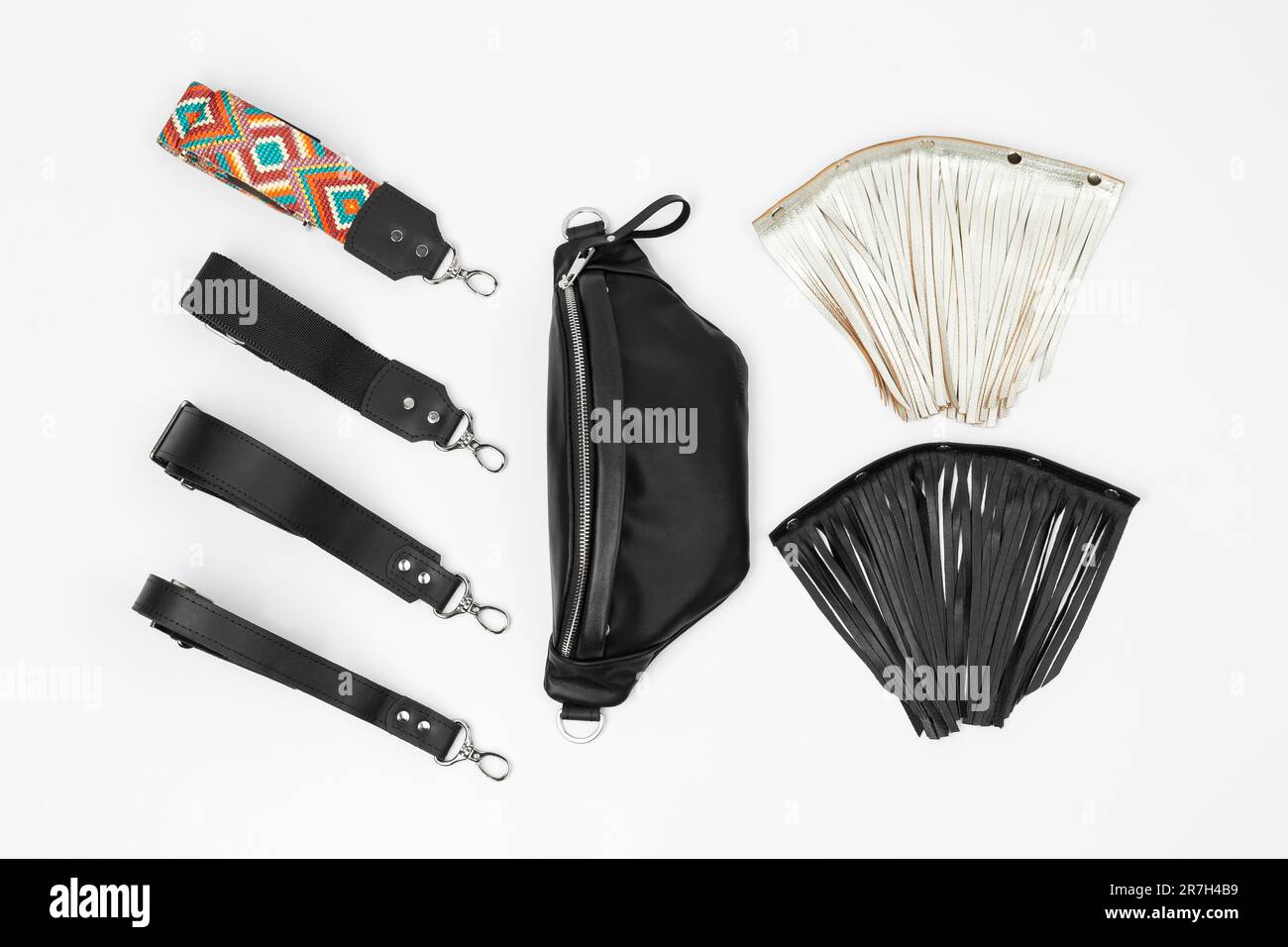 Banana Fanny Pack in vera pelle nera con quattro tipi di cinghie agganciabili e due frange agganciabili. Borsa piatta personalizzabile su sfondo grigio Foto Stock