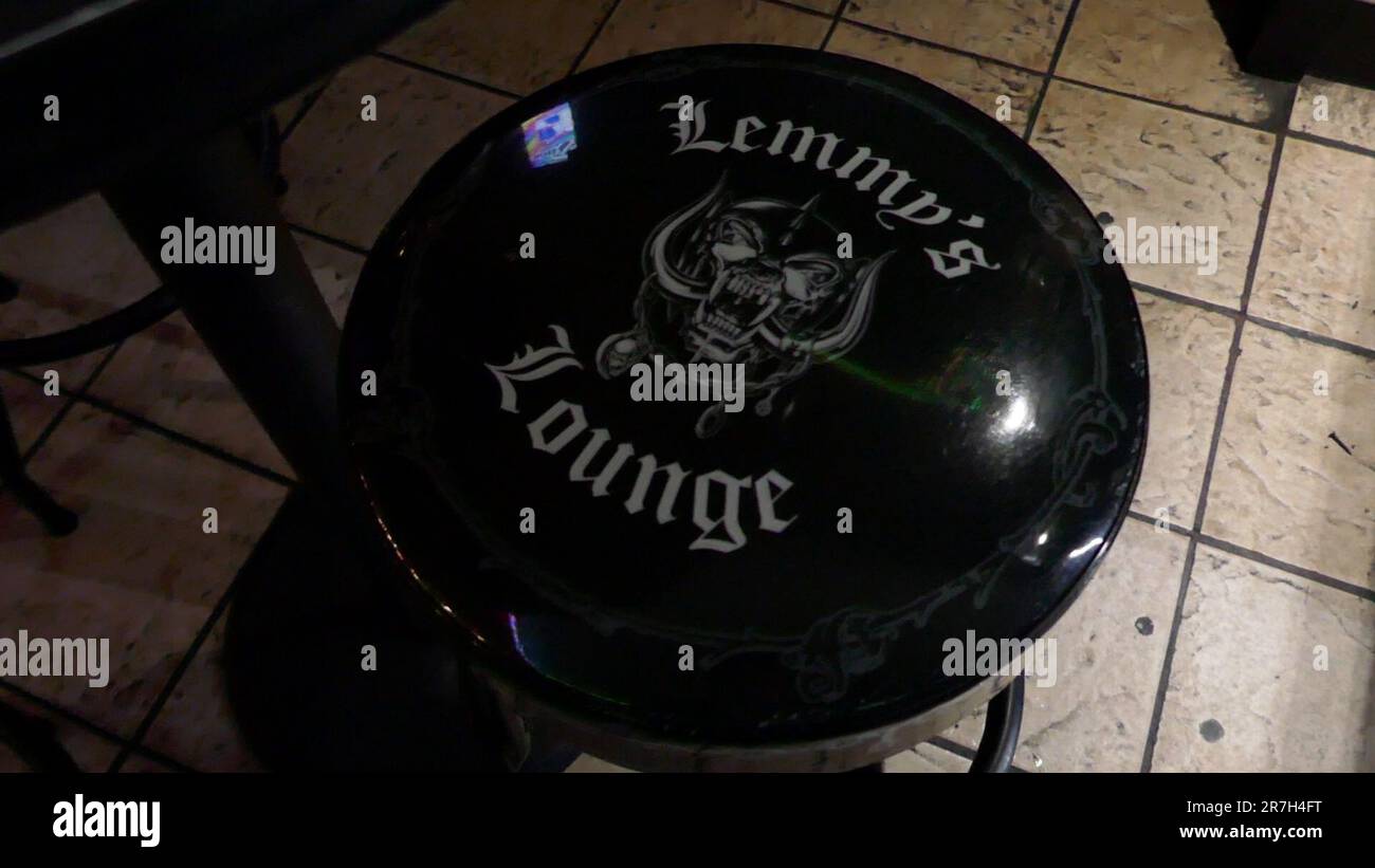 West Hollywood, California, USA 14th giugno 2023 Lemmy's Lounge al Rainbow Bar & Grill al 9015 Sunset Blvd il 14 giugno 2023 a West Hollywood, California, USA. Originariamente il Mermaid Club nel 1930s e il Ristorante Villa Nova dal 1944-1968 dove Marilyn Monroe andò alla cieca con Joe DiMaggio. Villa Nova era di proprietà di Vincente Minnelli, che vi propose Judy Garland. Motorhead Singer Lemmy Kilmister era un normale e ora Lemmy's Lounge esiste con statue, lapide e murales d'arte per Lemmy. I regolari arcobaleno includono Alice Cooper, Keith Moon, Micky Dolenz, Ringo Starr, John Lennon, Harr Foto Stock