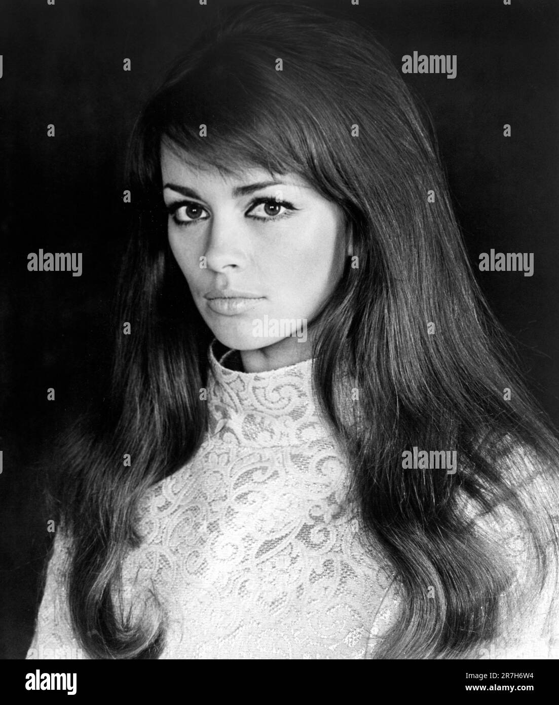 Astrid Heeren, testa e spalle Ritratto pubblicitario per il film, 'Castle Keep', Columbia Pictures, 1969 Foto Stock