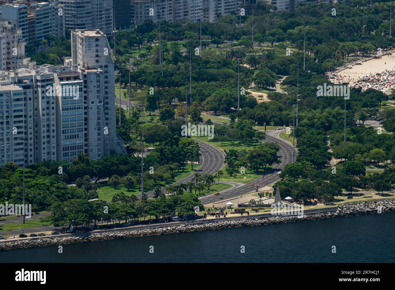 Vista ravvicinata del parco Flamengo (Aterro do Flamengo), le aree verdi fitte del quartiere Flamengo, con l'Infante Dom Henrique avenue durante le giornate di sole estive. Foto Stock