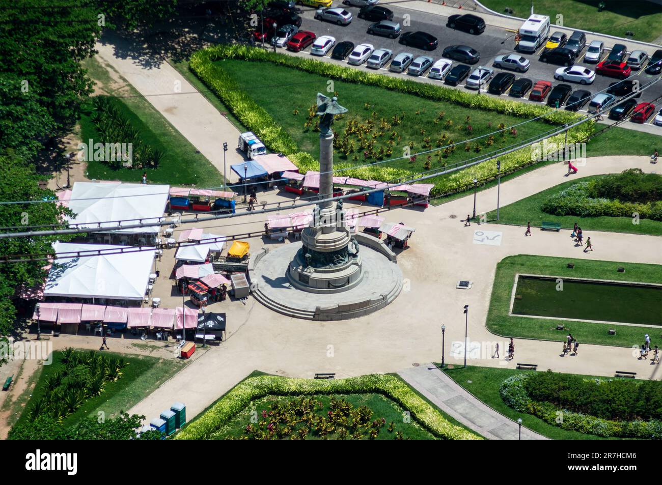 Vista aerea più ravvicinata del monumento Laguna Heroes nel mezzo della piazza generale Tiburcio, vicino alla stazione della funivia Sugarloaf in una giornata di sole d'estate. Foto Stock