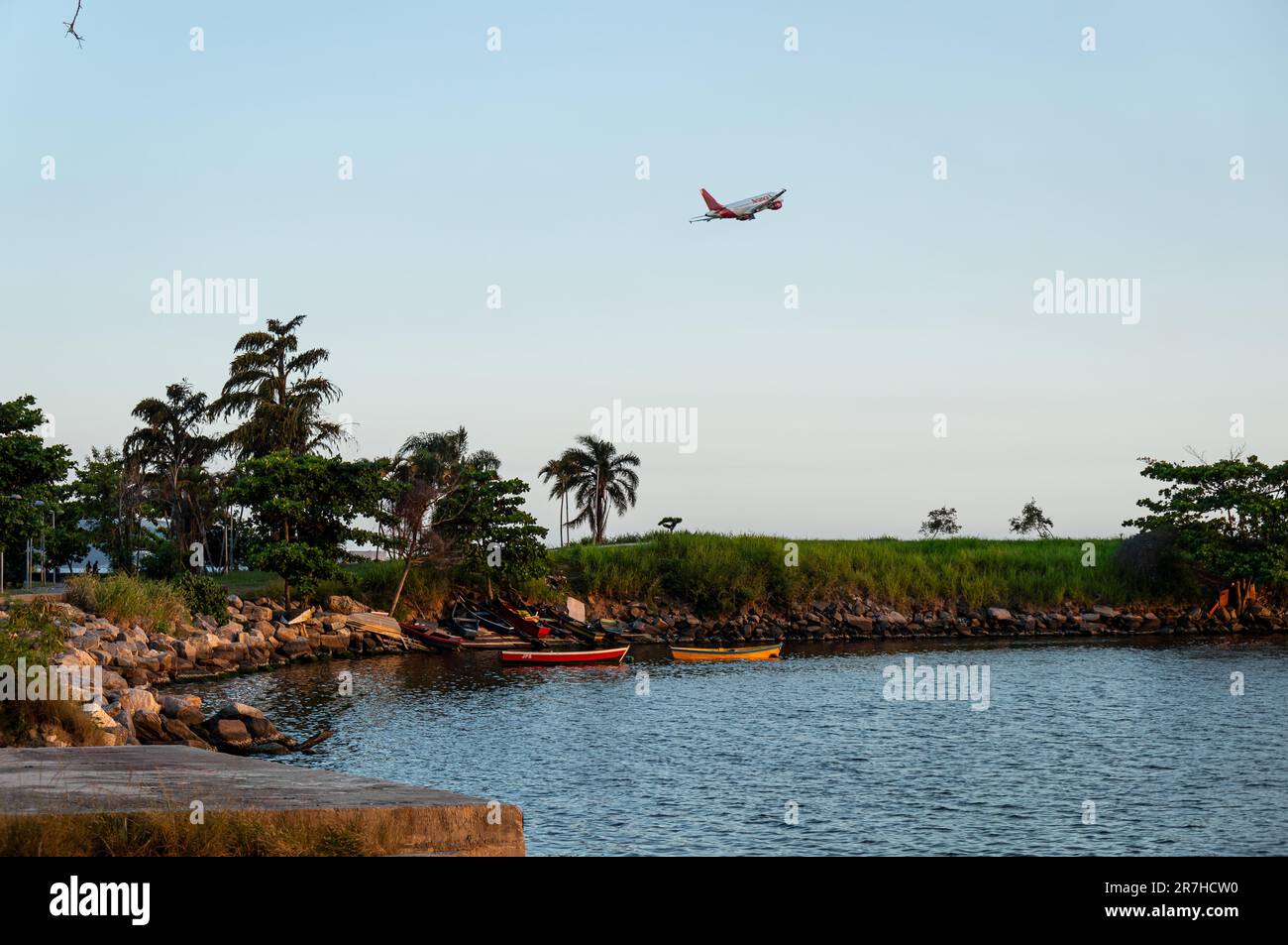 Vista parziale del molo di Santos Dumont Rock (Pier de Pedra) vicino all'aeroporto Santos Dumont, mentre un aereo di linea Avianca sale sotto il cielo blu estivo pomeridiano. Foto Stock