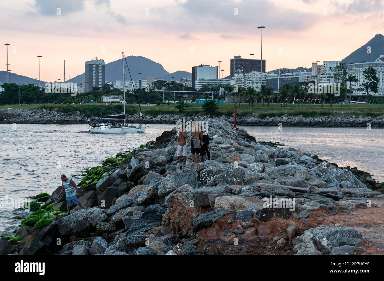 Grandi rocce e pietre alla fine del molo di roccia Santos Dumont nel quartiere Centro, vicino all'aeroporto Santos Dumont sotto il cielo estivo del tramonto nel tardo pomeriggio. Foto Stock