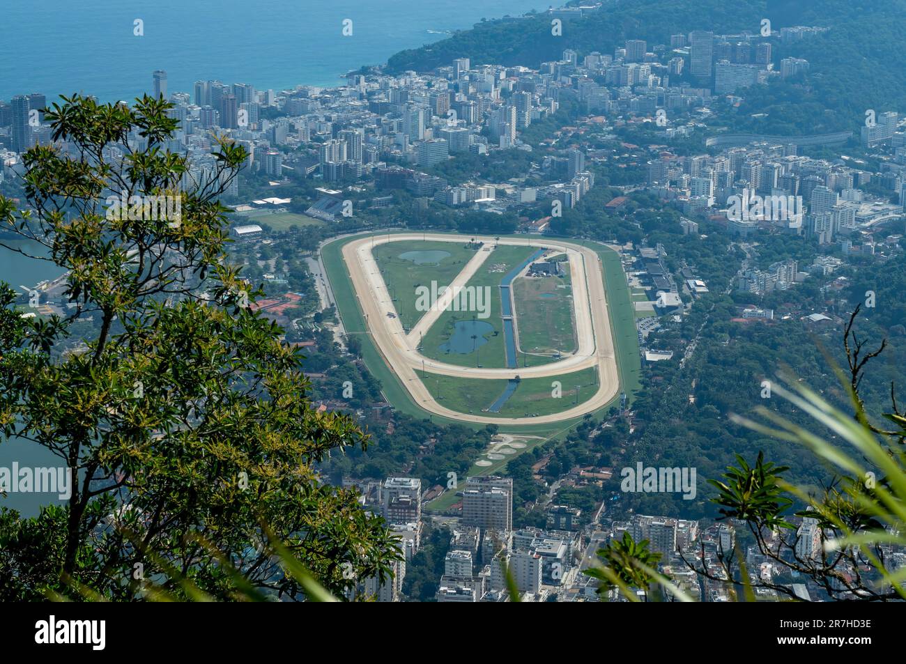 Vista aerea dell'ippodromo del Jockey Club tra i quartieri di Gavea e Lagoa, vista dalla cima del monte Corcovado durante la soleggiata giornata estiva. Foto Stock