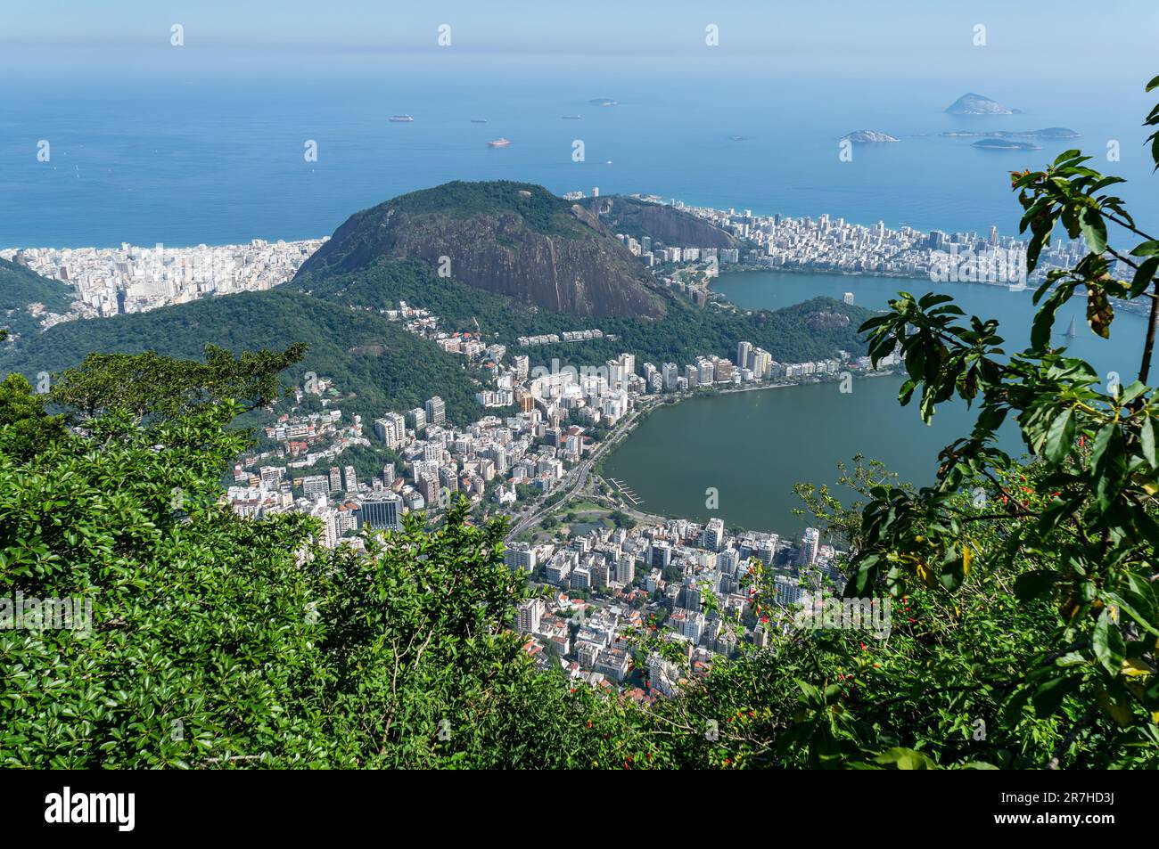 Vista a distanza dei quartieri di Lagoa, Ipanema e Copacabana con la collina Morro dos Cabritos e la laguna di Rodrigo de Freitas in mezzo al sole estivo. Foto Stock