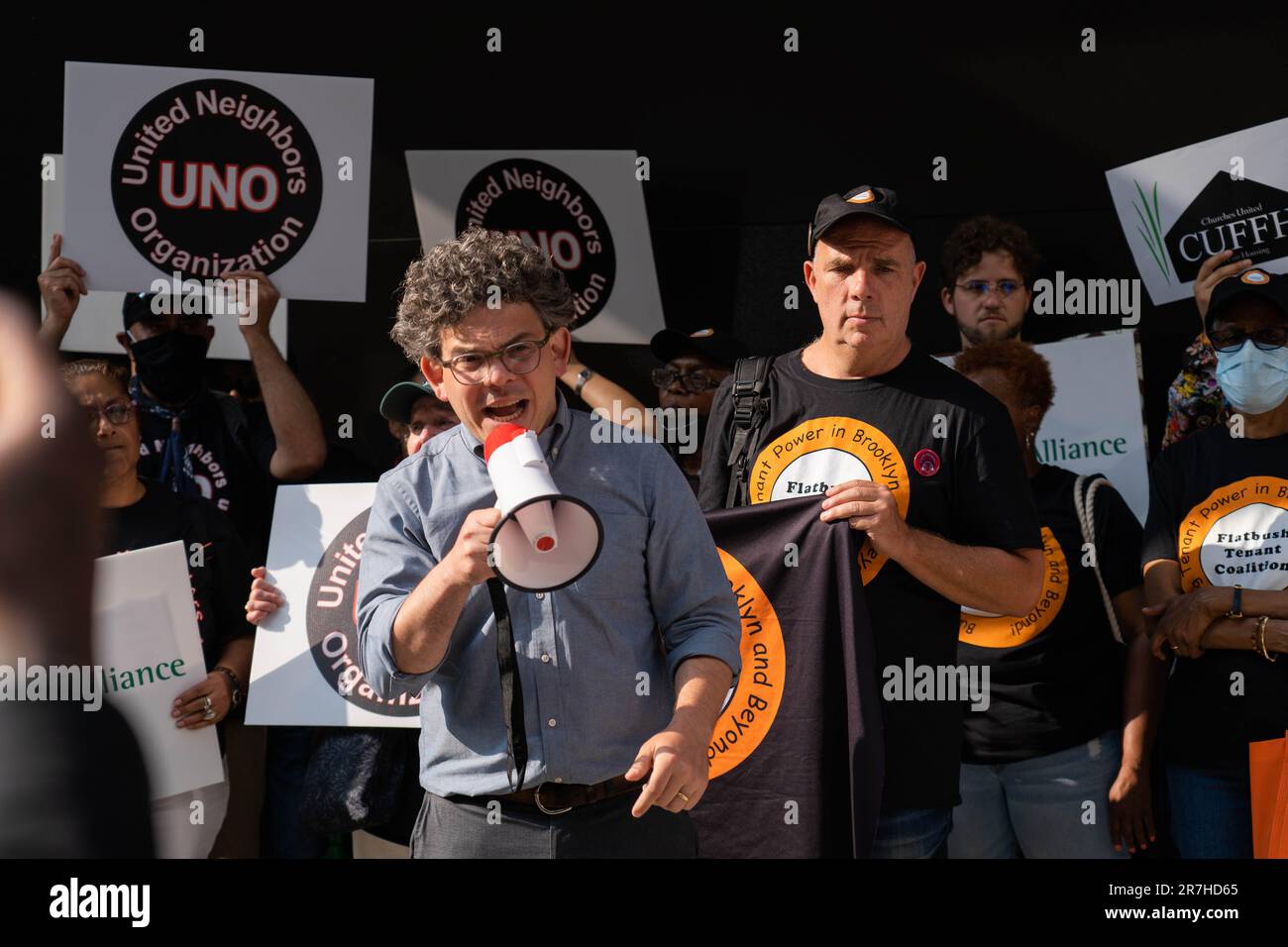 Brooklyn, New York, Stati Uniti. 15th giugno, 2023. Il consigliere Lincoln Restler parla al di fuori della riunione del consiglio delle linee guida per l'affitto di New York a St Francis College. Foto Stock