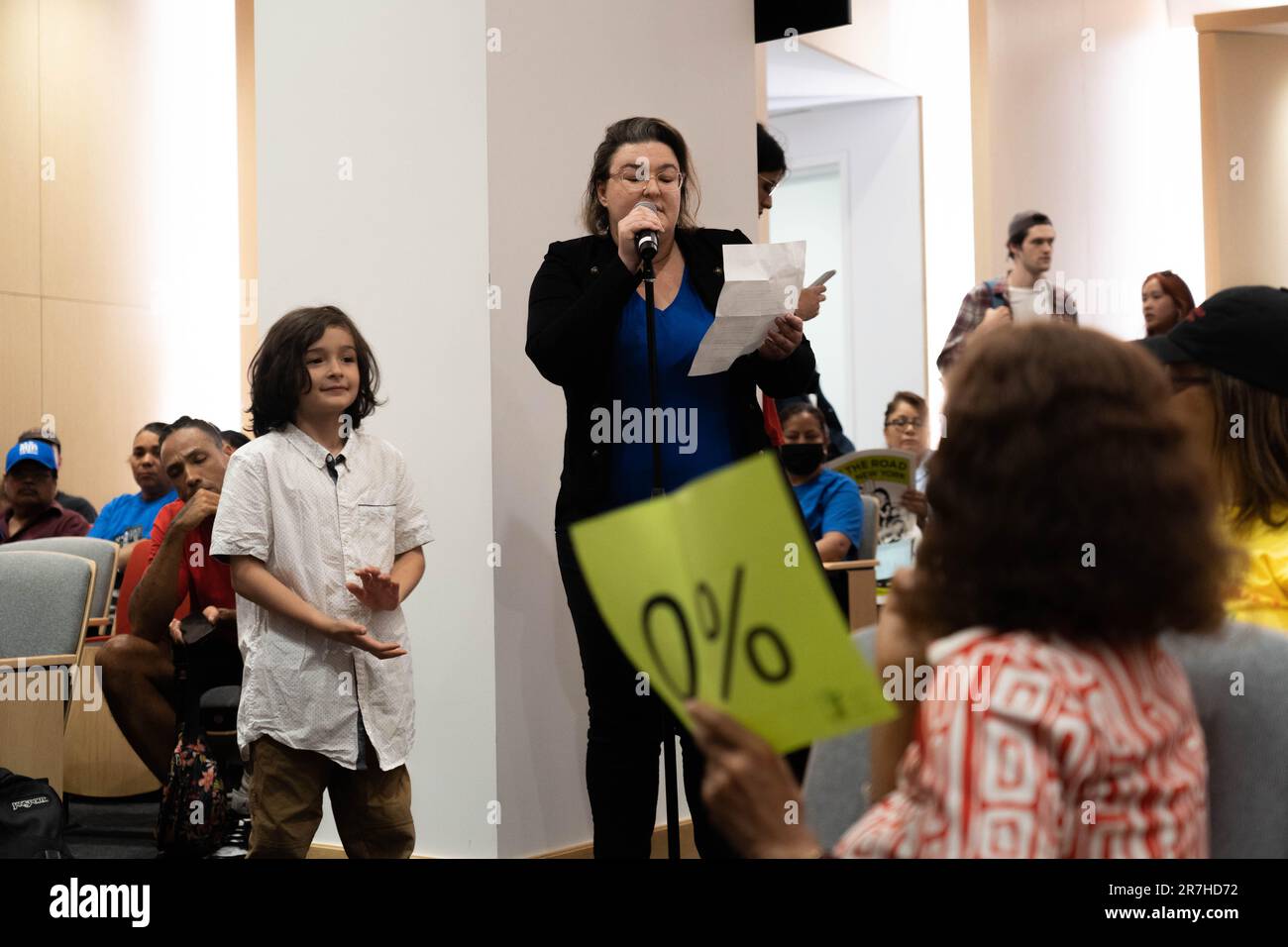 Brooklyn, New York, Stati Uniti. 15th giugno, 2023. I membri del pubblico parlano all'udienza del Consiglio delle linee guida per l'affitto di NYC a St. Francis College in affitto aumenta. Foto Stock