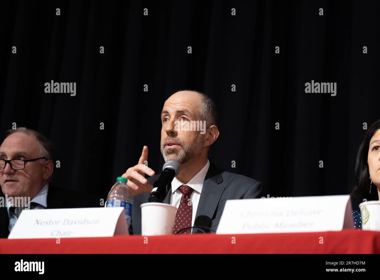 Brooklyn, New York, Stati Uniti. 15th giugno, 2023. Il Presidente Nestor Davidson parla come il NYC Rent Guidelines Board tiene un'audizione a St Francis College in affitto aumenta. Foto Stock