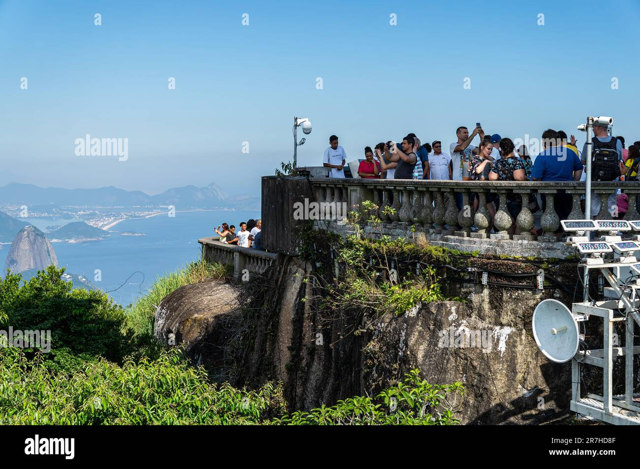 Vista parziale dell'affollata piattaforma di osservazione sulla cima del monte Corcovado, vicino alla statua del Cristo Redentore sotto il cielo azzurro dell'estate. Foto Stock