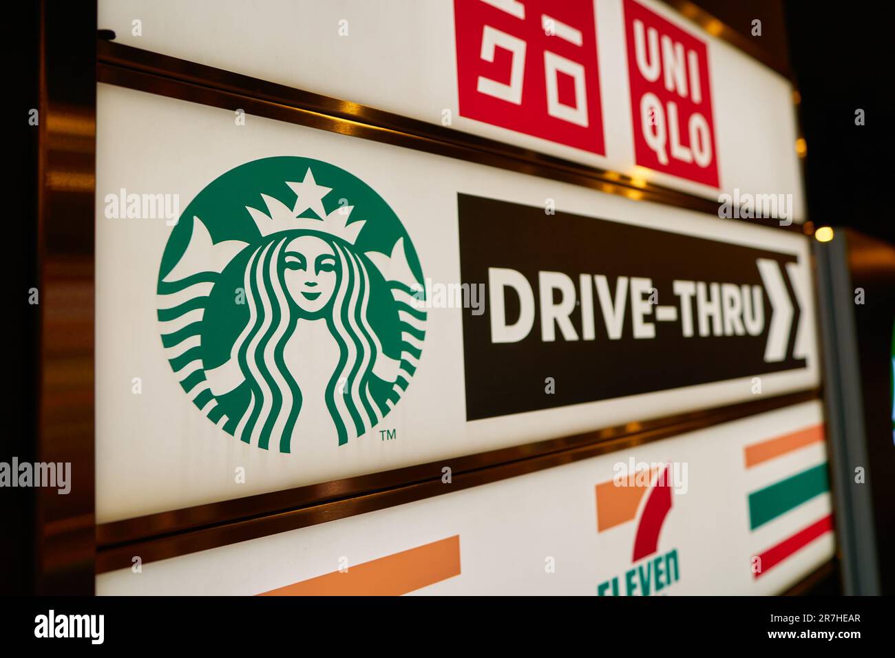 KUALA LUMPUR, MALESIA - CIRCA MARZO 2023: Segni Starbucks Drive-Thru, uni Qlo e 7-Eleven visti allo Starbucks Coffee di Kuala Lumpur Foto Stock