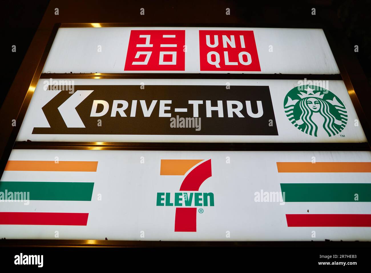 KUALA LUMPUR, MALESIA - CIRCA MARZO 2023: Segni Starbucks Drive-Thru, uni Qlo e 7-Eleven visti allo Starbucks Coffee di Kuala Lumpur Foto Stock