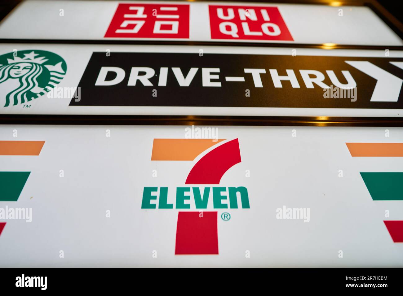 KUALA LUMPUR, MALESIA - CIRCA MARZO 2023: Segni Starbucks Drive-Thru, uni Qlo e 7-Eleven visti allo Starbucks Coffee di Kuala Lumpur Foto Stock