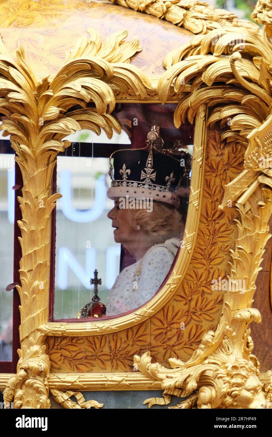La Regina Camilla vista all'interno della Gold State Coach di ritorno a Buckingham Palace dopo la cerimonia del giorno dell'incoronazione Foto Stock