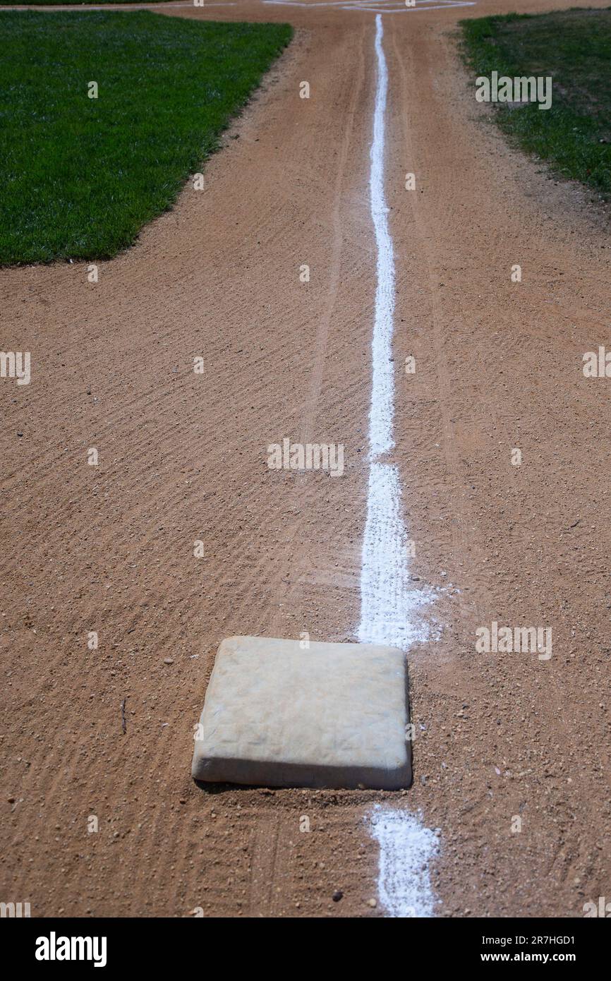 Base e linea di fallo in un campo da baseball Foto Stock