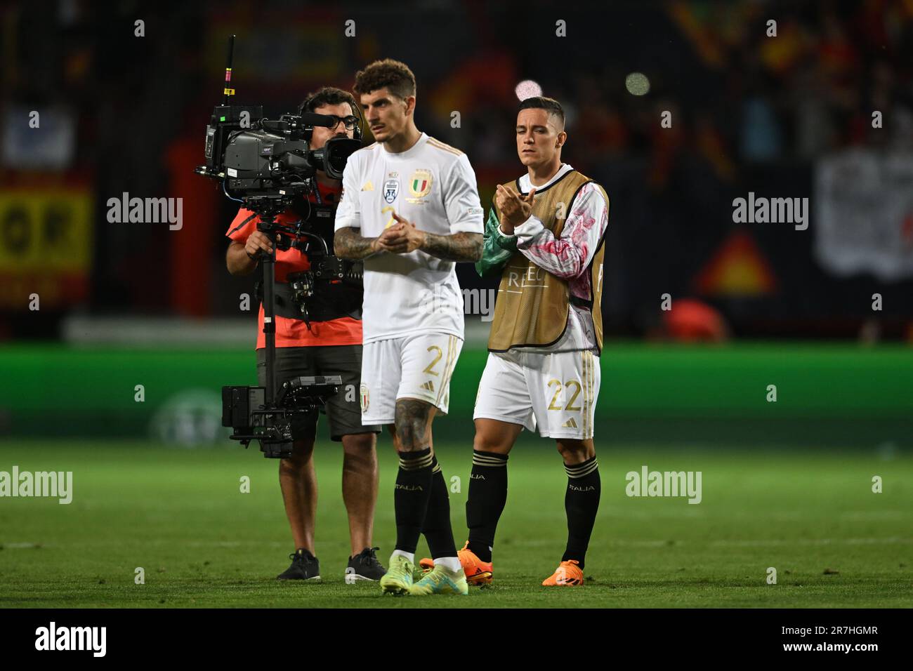 Giovanni di Lorenzo (Italia)Giacomo Raspadori (Italia) durante la partita della UEFA Nations League 2022-2023 tra Spagna 2-1 Italia allo Stadio De Grolsh veste il 15 giugno 2023 a Enschede, Paesi Bassi. Credit: Maurizio Borsari/AFLO/Alamy Live News Foto Stock