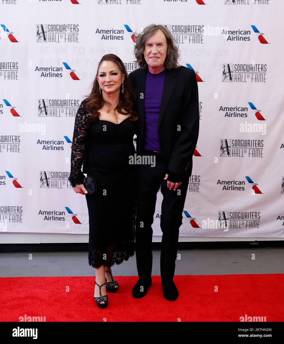 New York, Stati Uniti. 15th giugno, 2023. Gloria Estefan e Glen Ballard arrivano sul tappeto rosso al 2023 Songwriters Hall of Fame Induction and Awards Gala al New York Marriott Marquis giovedì 15 giugno 2023 a New York City. Foto di John Angelillo/UPI Credit: UPI/Alamy Live News Foto Stock