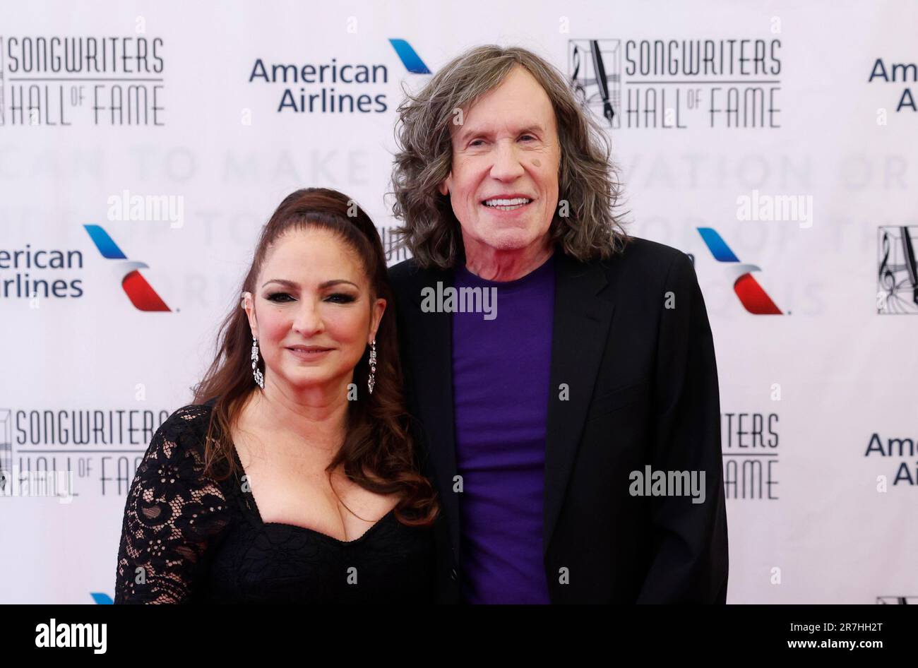 New York, Stati Uniti. 15th giugno, 2023. Gloria Estefan e Glen Ballard arrivano sul tappeto rosso al 2023 Songwriters Hall of Fame Induction and Awards Gala al New York Marriott Marquis giovedì 15 giugno 2023 a New York City. Foto di John Angelillo/UPI Credit: UPI/Alamy Live News Foto Stock