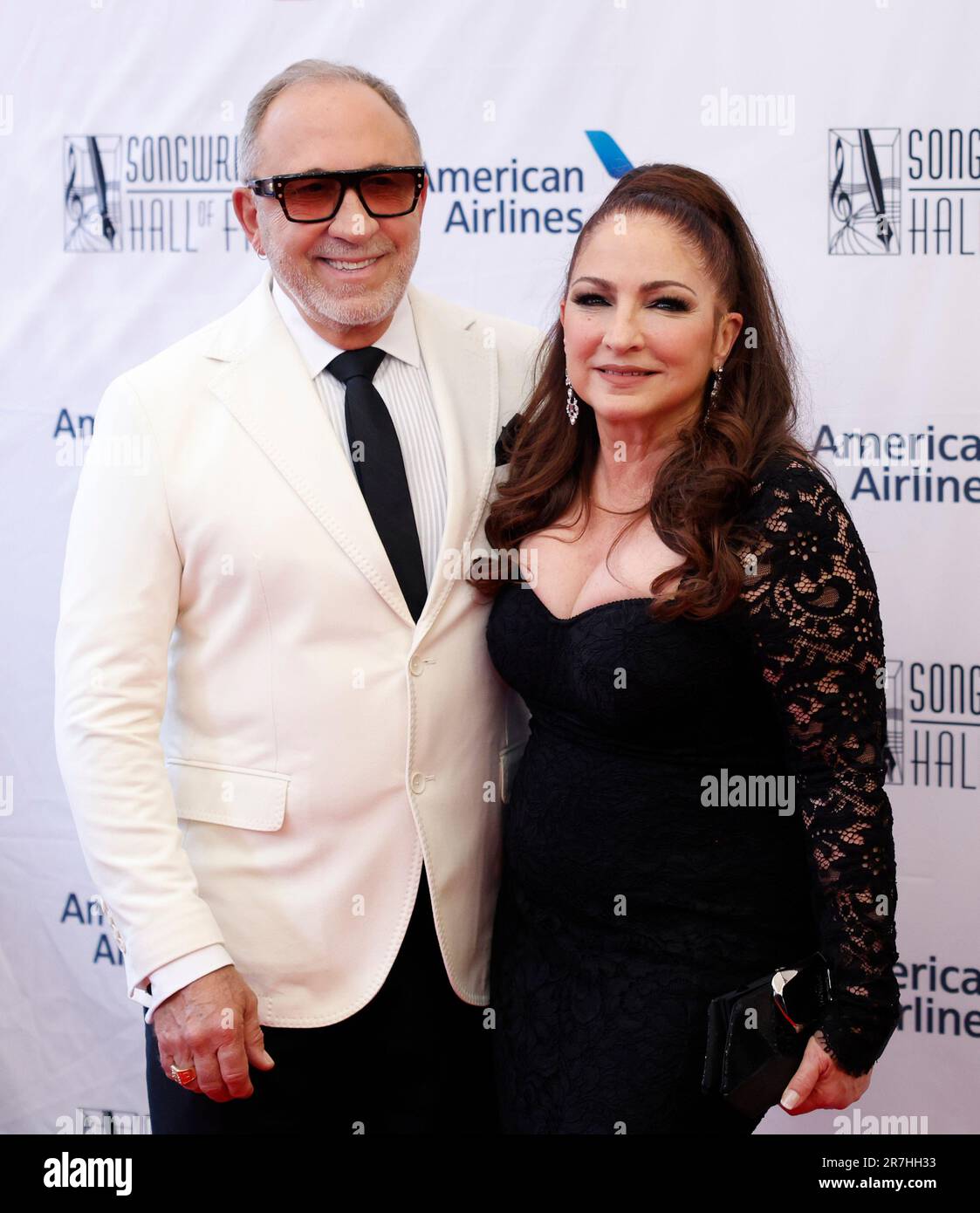 New York, Stati Uniti. 15th giugno, 2023. Gloria Estefan e il marito Emilio Estefan arrivano sul tappeto rosso al 2023 Songwriters Hall of Fame Induction and Awards Gala al New York Marriott Marquis giovedì 15 giugno 2023 a New York City. Foto di John Angelillo/UPI Credit: UPI/Alamy Live News Foto Stock