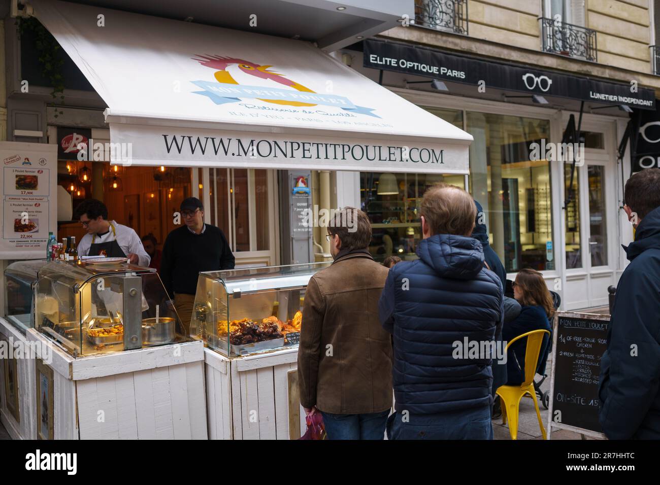 Mon Petit Poulet, ristorante fast food a Parigi, Francia. Marzo 25, 2023. Foto Stock