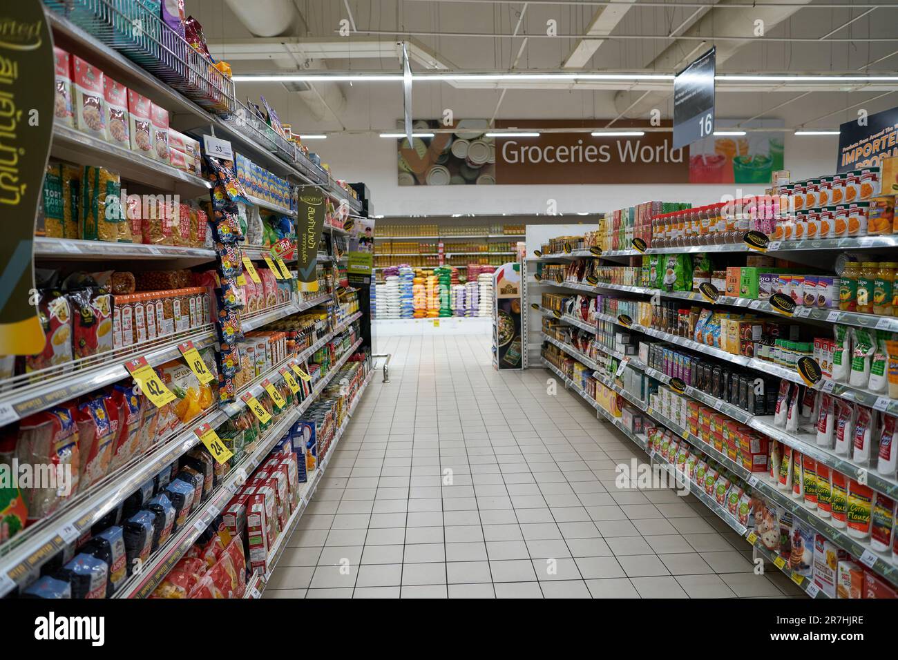 PATTAYA, THAILANDIA - CIRCA APRILE, 2023: Foto interna del supermercato Big C a Pattaya. Big C è un rivenditore di generi alimentari e di merchandising generale. Foto Stock