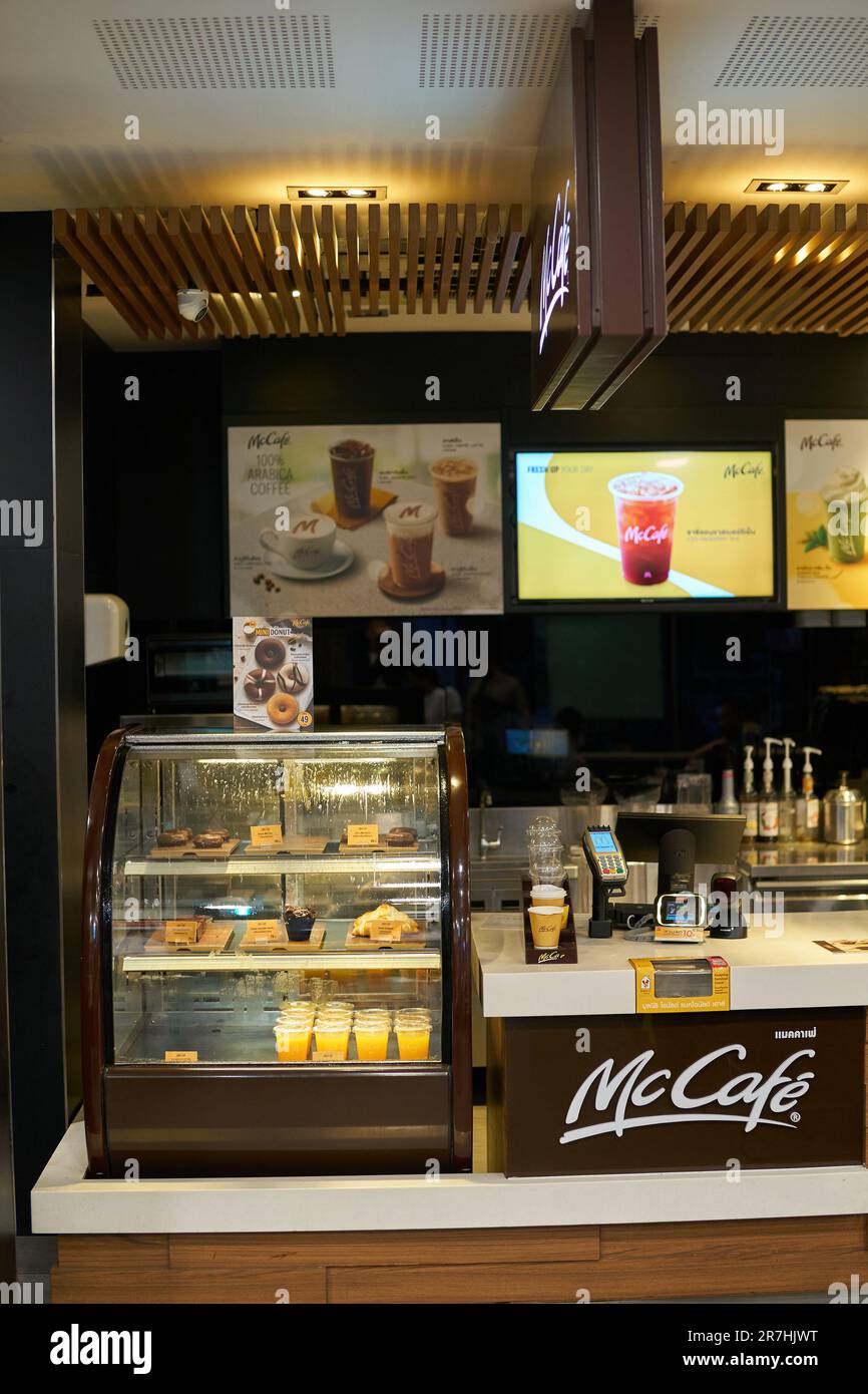 PATTAYA, THAILANDIA - CIRCA APRILE 2023: McCafe al ristorante fast food McDonald's a Pattaya. Foto Stock