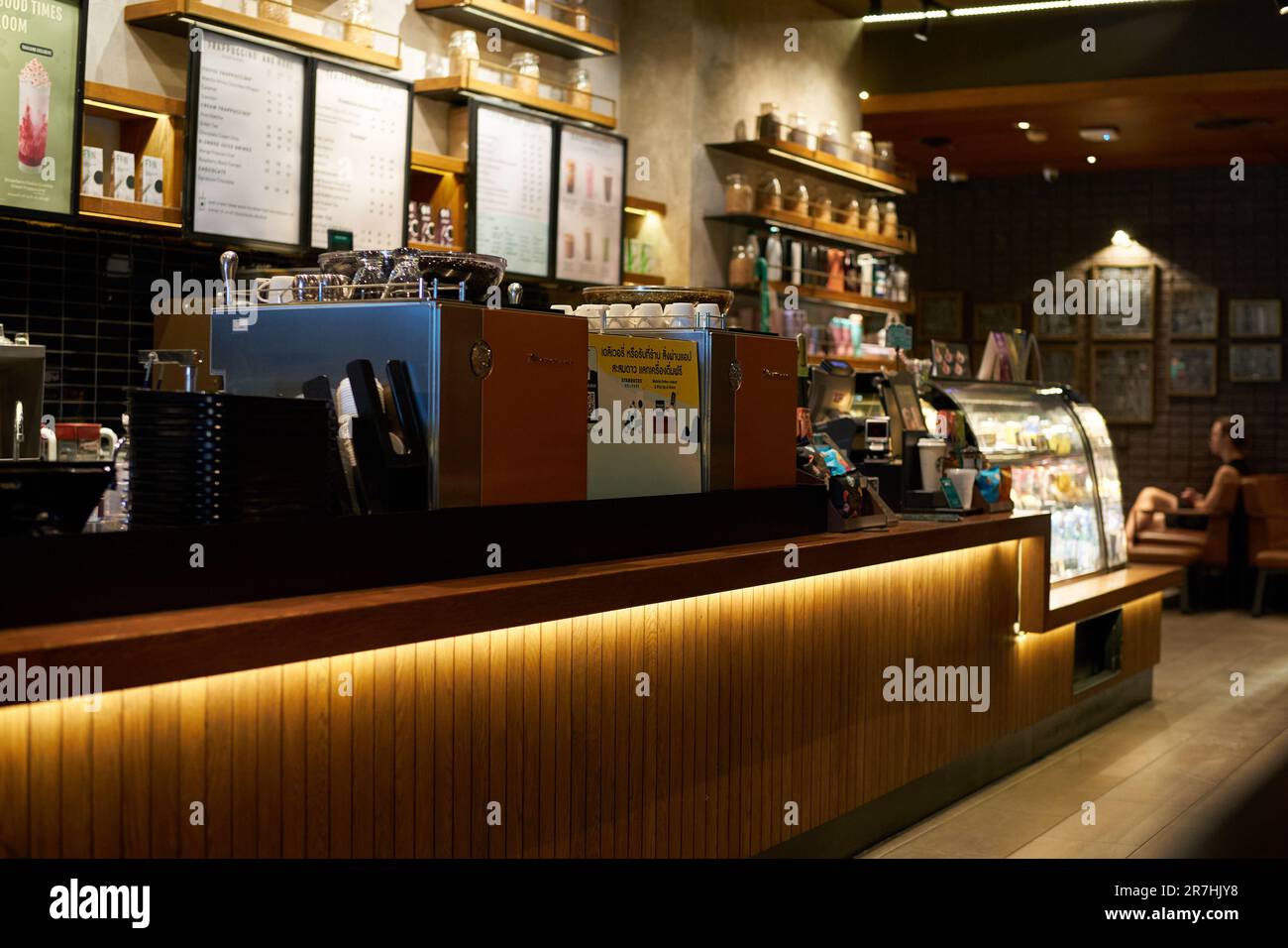 PATTAYA, THAILANDIA - CIRCA APRILE 2023: Banco di servizio presso Starbucks Coffee a Pattaya. Foto Stock