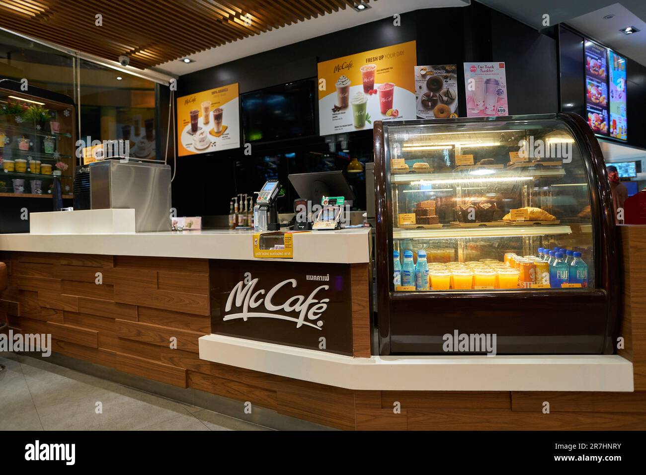 PATTAYA, THAILANDIA - CIRCA APRILE 2023: McCafe al ristorante fast food McDonald's a Pattaya. Foto Stock