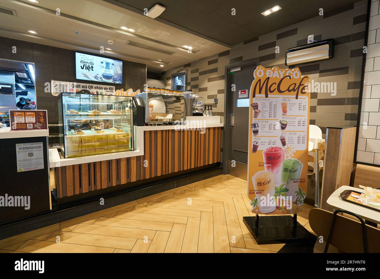 HO chi MINH CITY, VIETNAM - CIRCA MARZO 2023: McCafe al ristorante fast food McDonald's di ho Chi Minh City Foto Stock