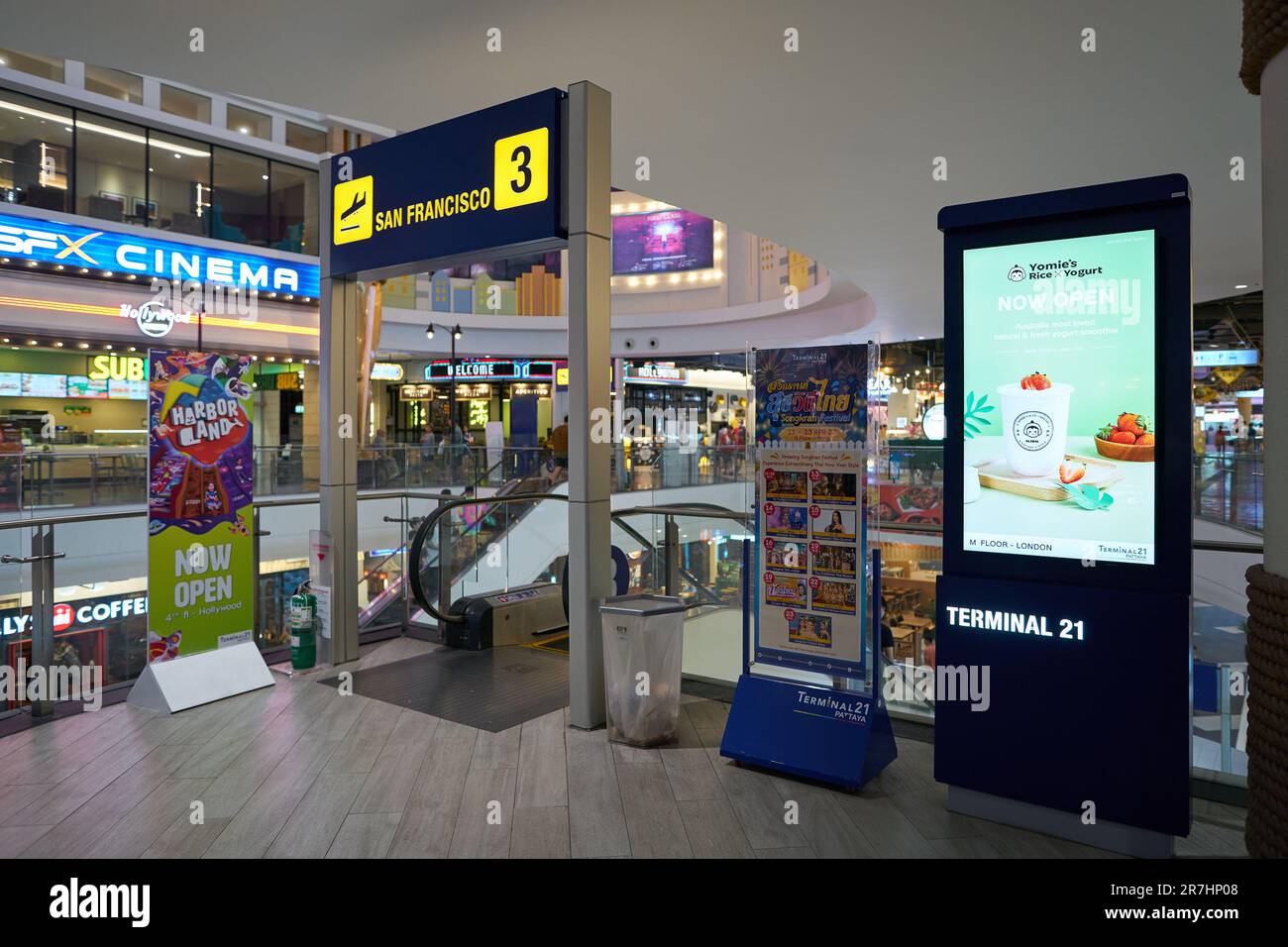 PATTAYA, THAILANDIA - CIRCA APRILE, 2023: Ripresa interna del Terminal 21 Pattaya. Foto Stock