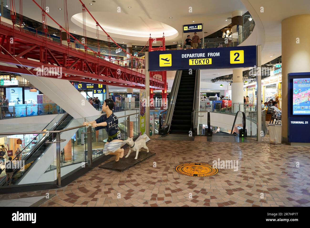 PATTAYA, THAILANDIA - CIRCA APRILE, 2023: Ripresa interna del Terminal 21 Pattaya. Foto Stock