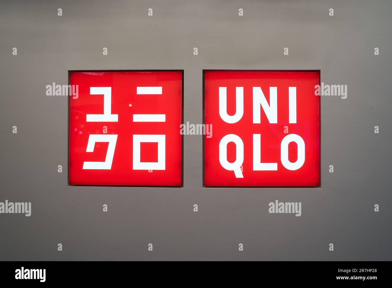 PATTAYA, THAILANDIA - CIRCA APRILE, 2023: Primo piano del segno Uniqlo visto nel Terminal 21 Pattaya. Foto Stock