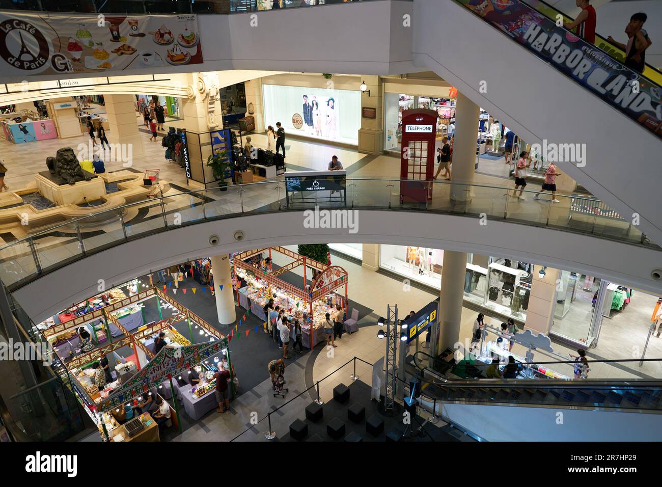 PATTAYA, THAILANDIA - CIRCA APRILE, 2023: Ripresa interna del Terminal 21 Pattaya. Foto Stock